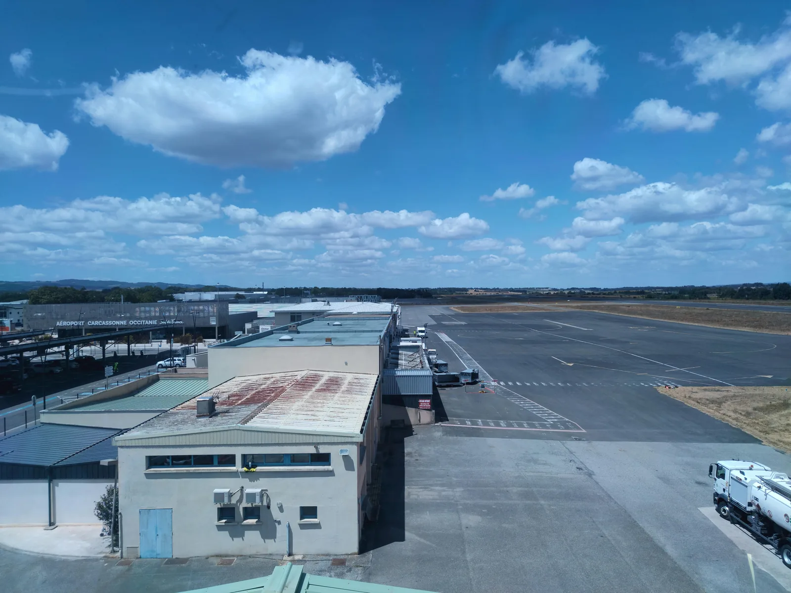 Vue aérienne photoréaliste du terminal PMI, des parkings et de la côte vers Palma.