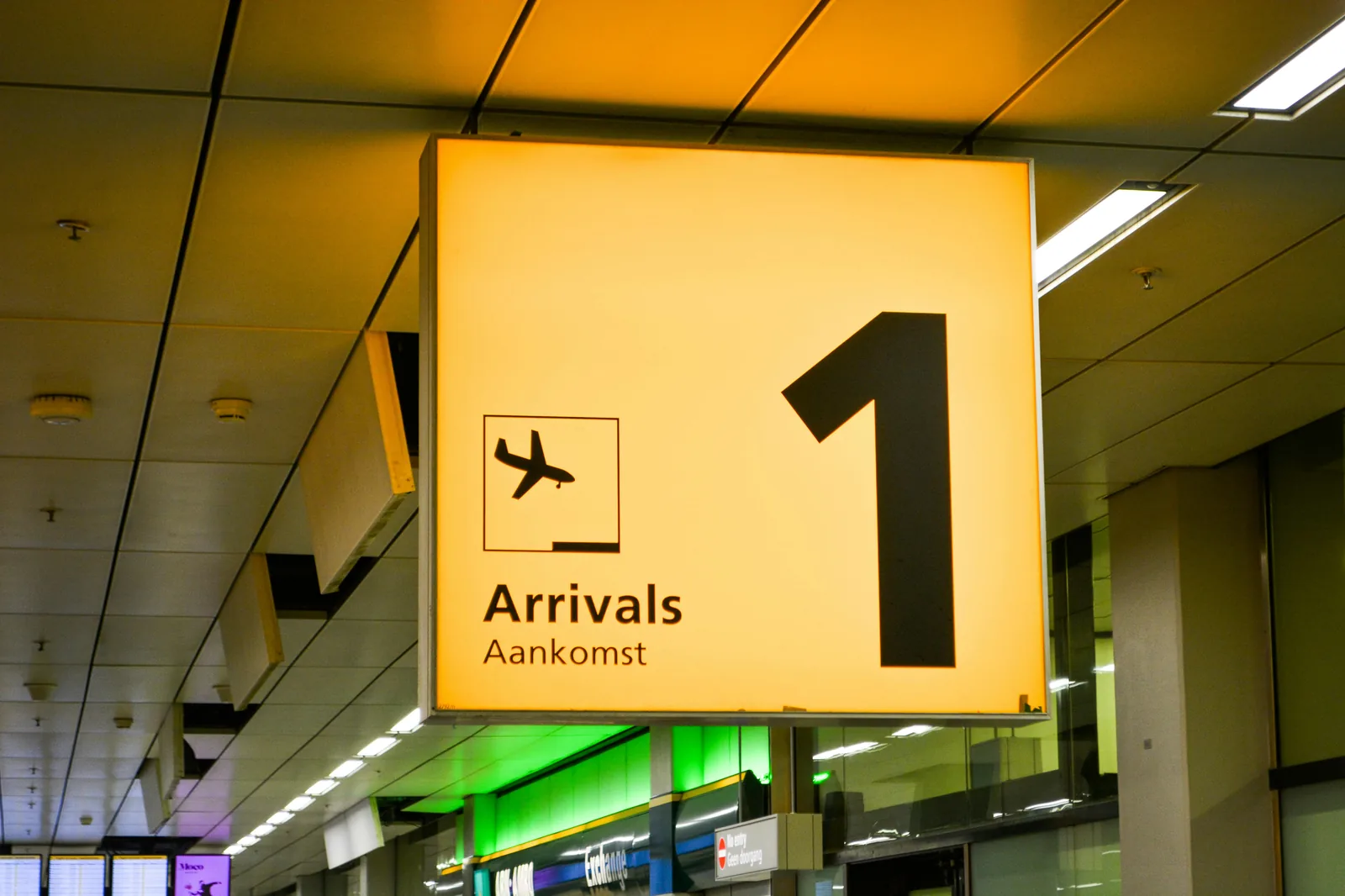 Hall d'arrivée du terminal de l'aéroport de Palma (PMI) avec voyageurs et signalétique.