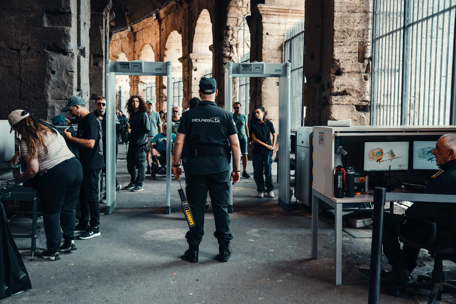 Contrôle de sécurité et scanner à bagages cabine dans un aéroport.