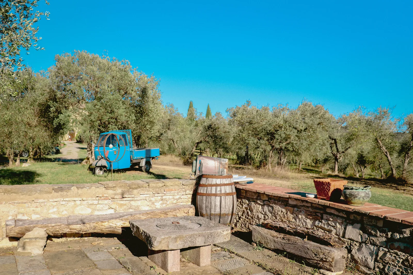 Finca d'agritourisme en pierre, entourée d'oliveraies dans l'arrière-pays de Majorque.
