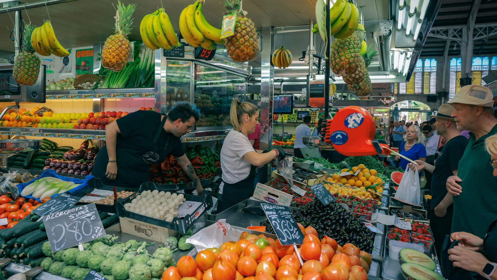 Étals du marché d'Alcúdia : produits locaux, fruits, légumes et artisanat.
