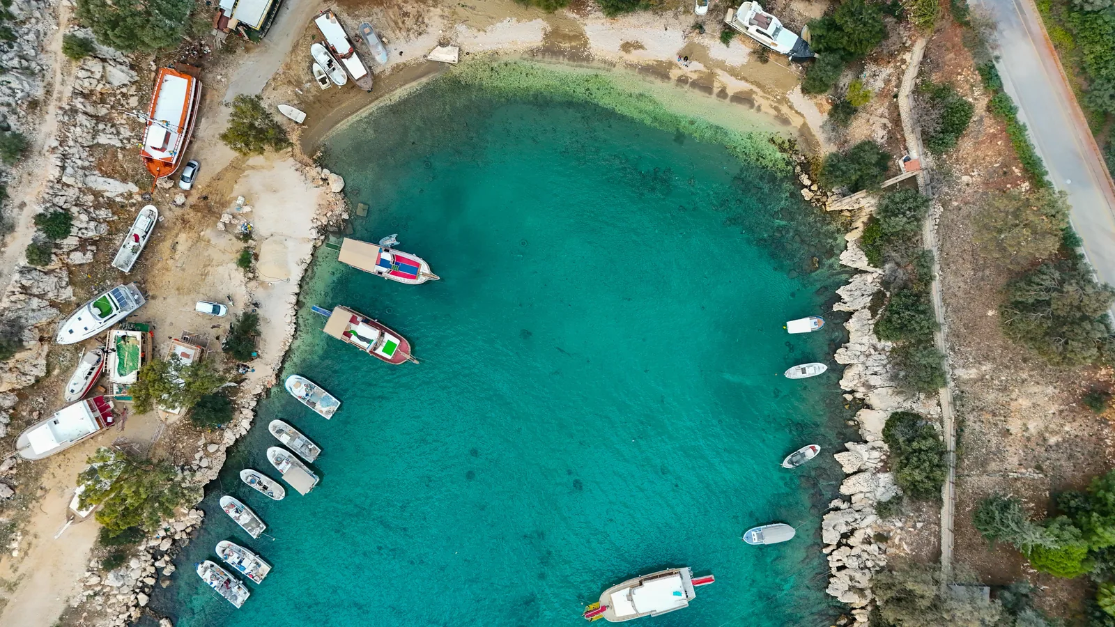 Cala d'Or : crique aux eaux limpides avec quelques bateaux au mouillage.