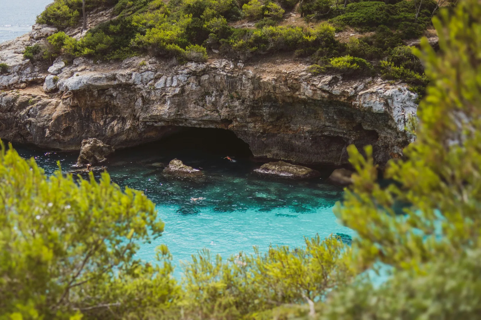 Cala Deià : une petite crique encaissée aux eaux turquoise, entourée de falaises.