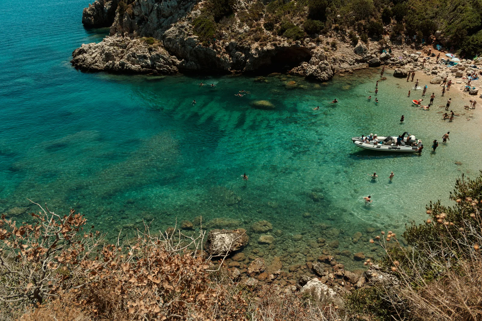 Petite crique rocheuse idéale pour le snorkeling, ambiance Cala Gat / Cala Moltó.