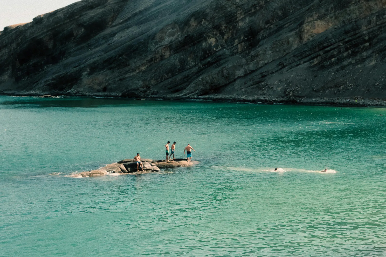 Eaux turquoise d'une crique encaissée, typique de Caló des Moro.