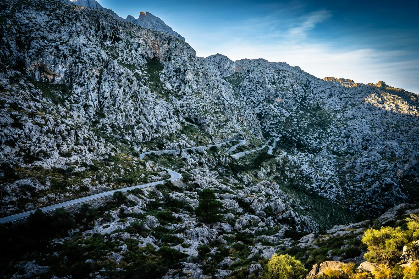 Panorama au lever du soleil sur le Cap de Formentor avec le phare et la route en corniche.