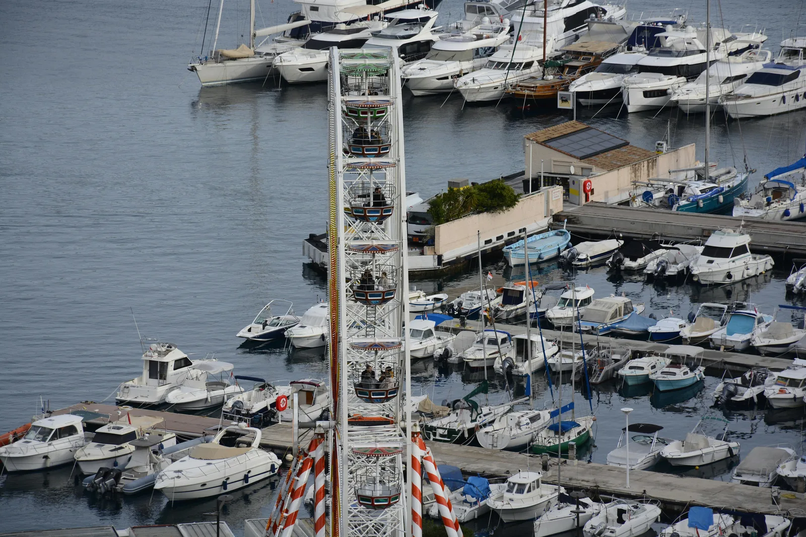 Plan stylisé (top-down) d'un parcours montrant tee, fairway, obstacles et niveaux de difficulté.