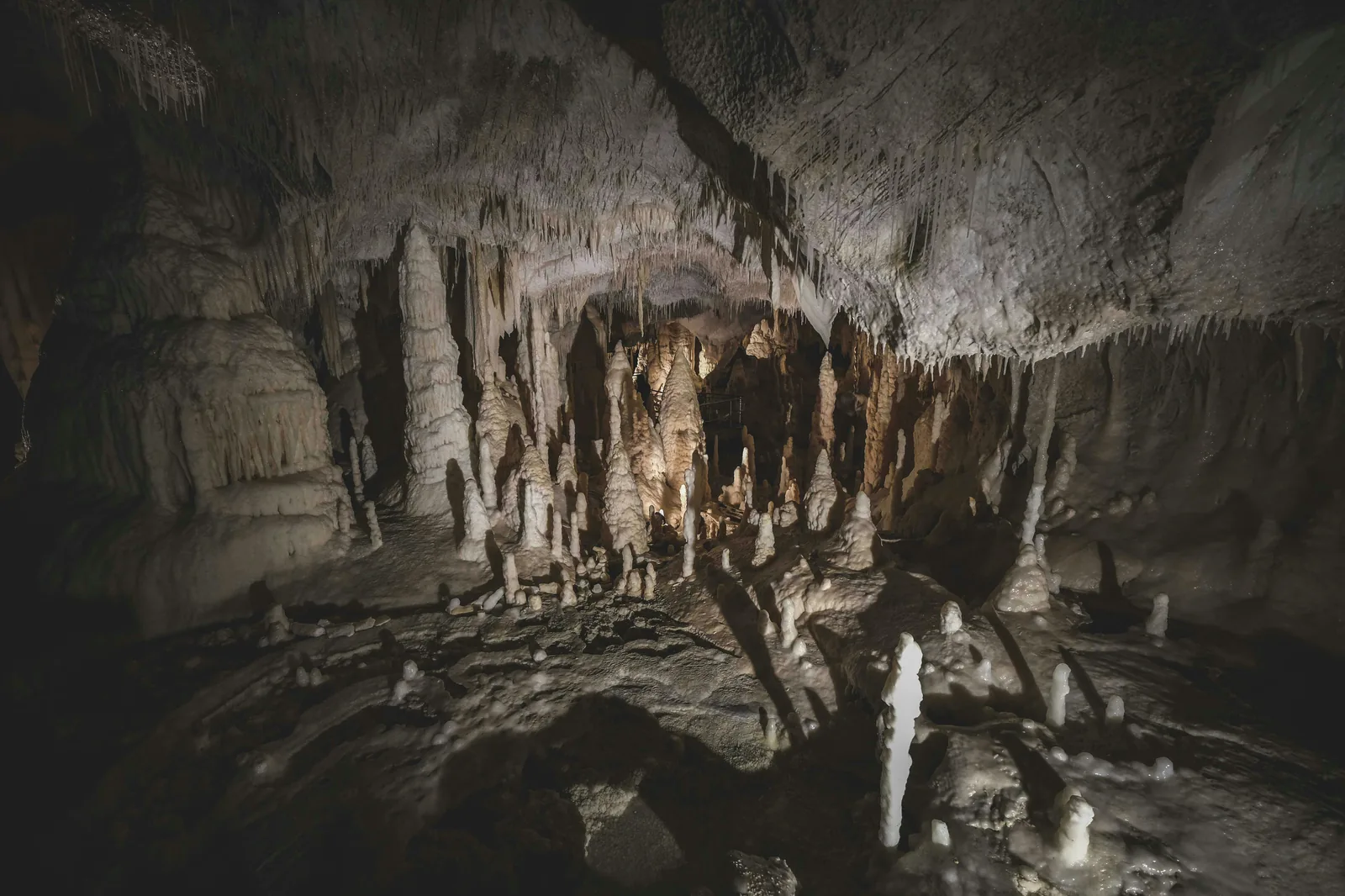 Grottes souterraines aux stalactites, ambiance des célèbres Grottes du Drach.