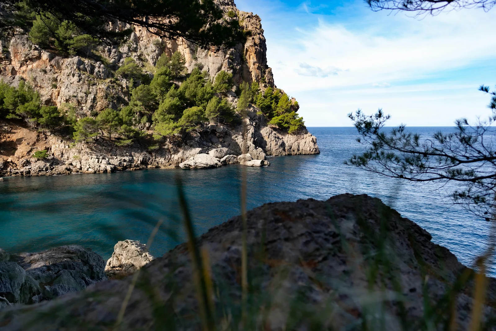 Schéma visuel des criques accessibles uniquement par la mer, codées par niveau de difficulté.
