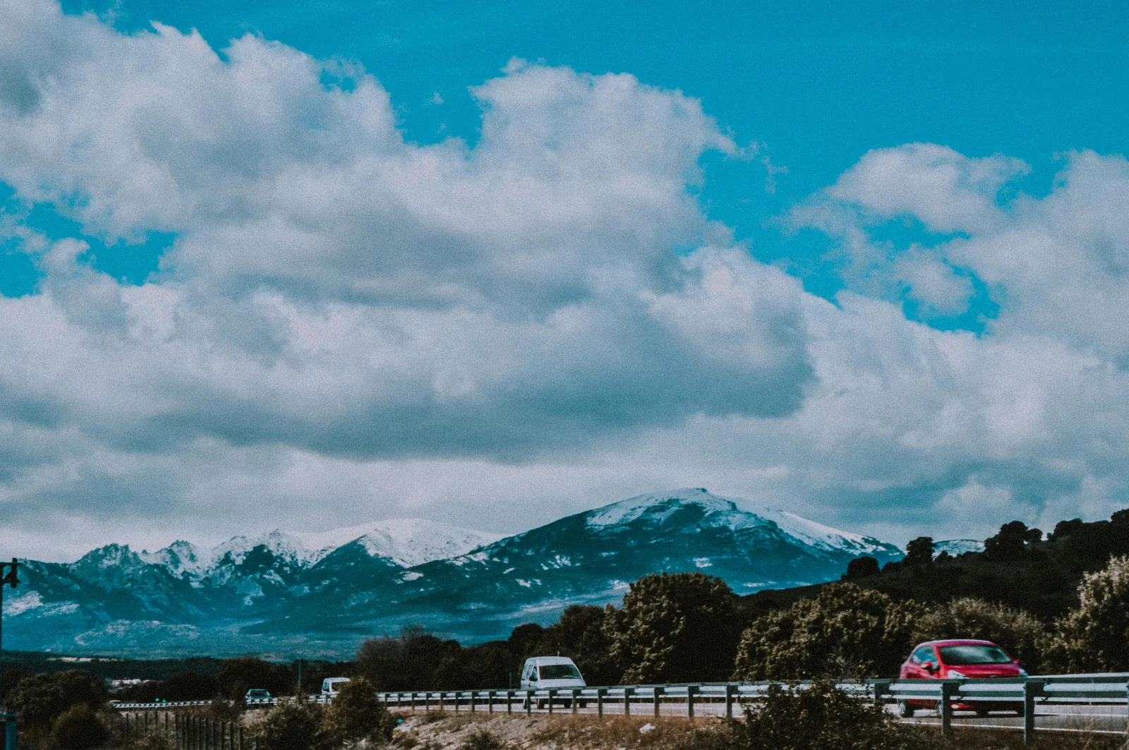 Voiture de location sur une route côtière, idéale pour explorer Majorque.