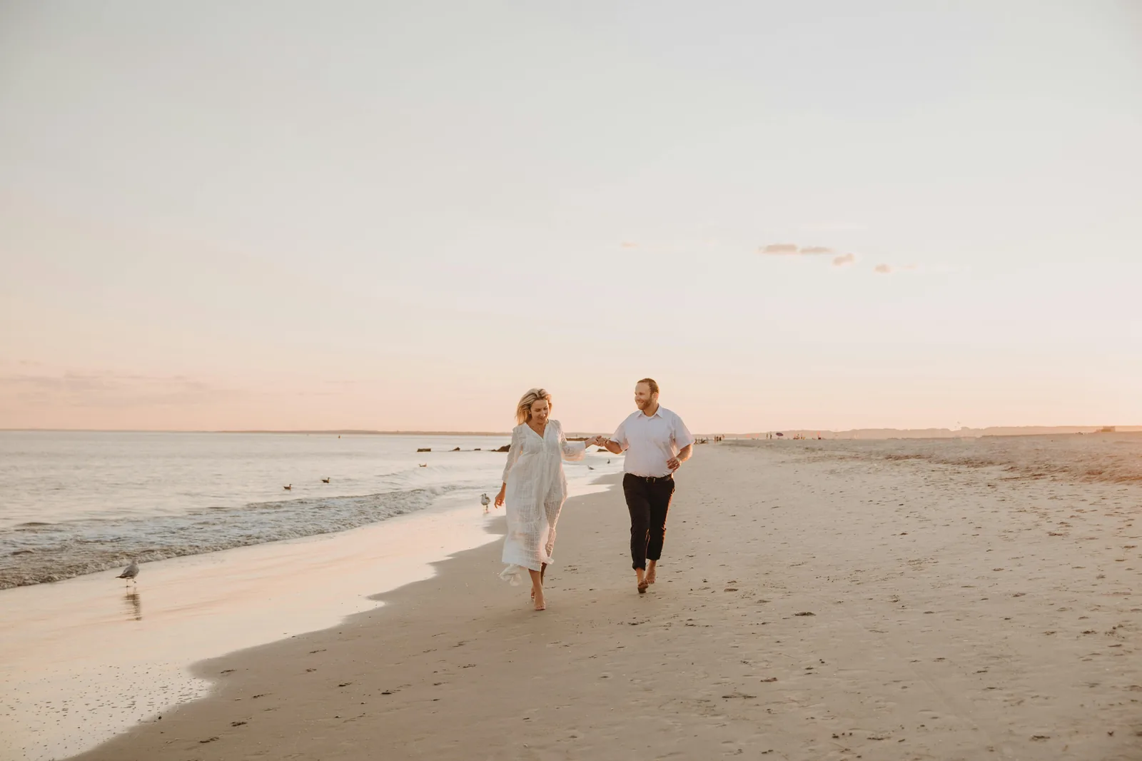 Couple en balade romantique au coucher de soleil sur une plage de Majorque.