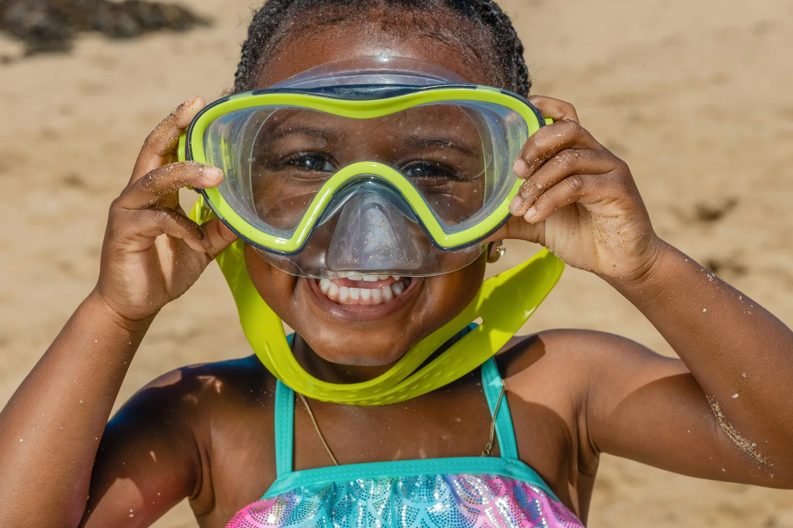 Famille testant le snorkeling avec des enfants sur une plage de Majorque.