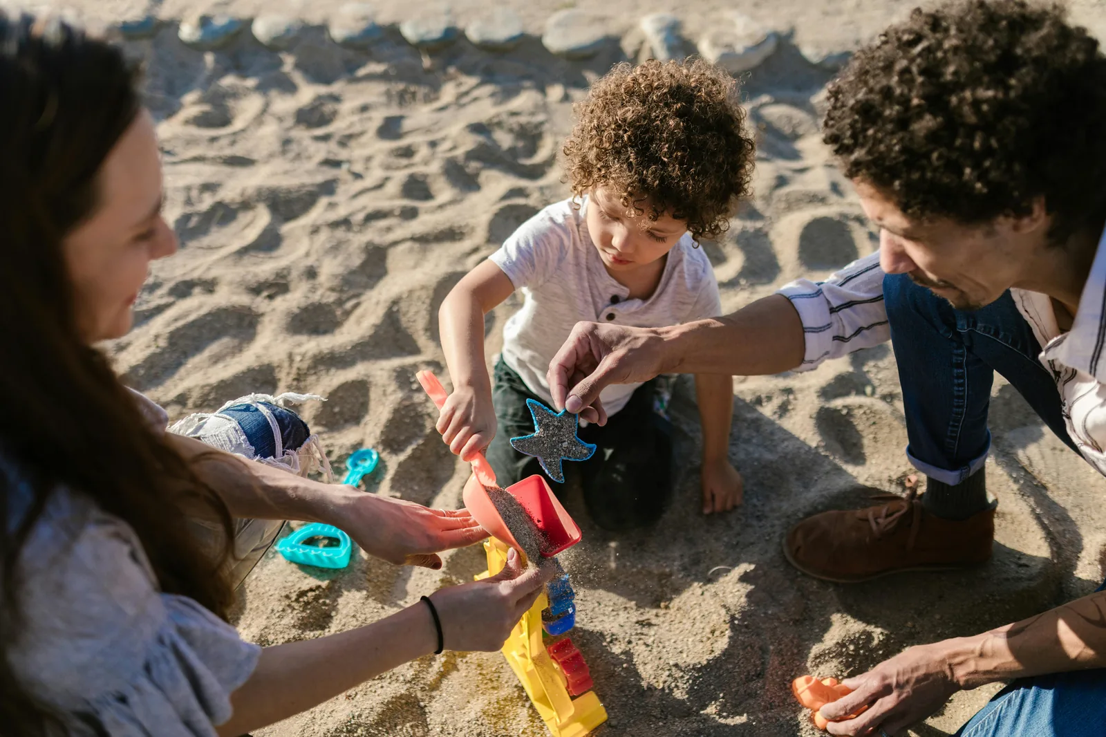Enfants jouant sur une plage familiale lors d'une comparaison Majorque vs Minorque.