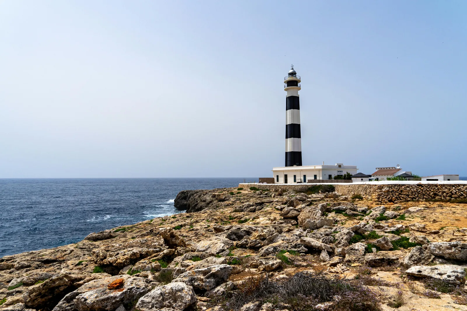 Côte de Minorque : un phare balise les falaises, pour comparer avec Majorque.