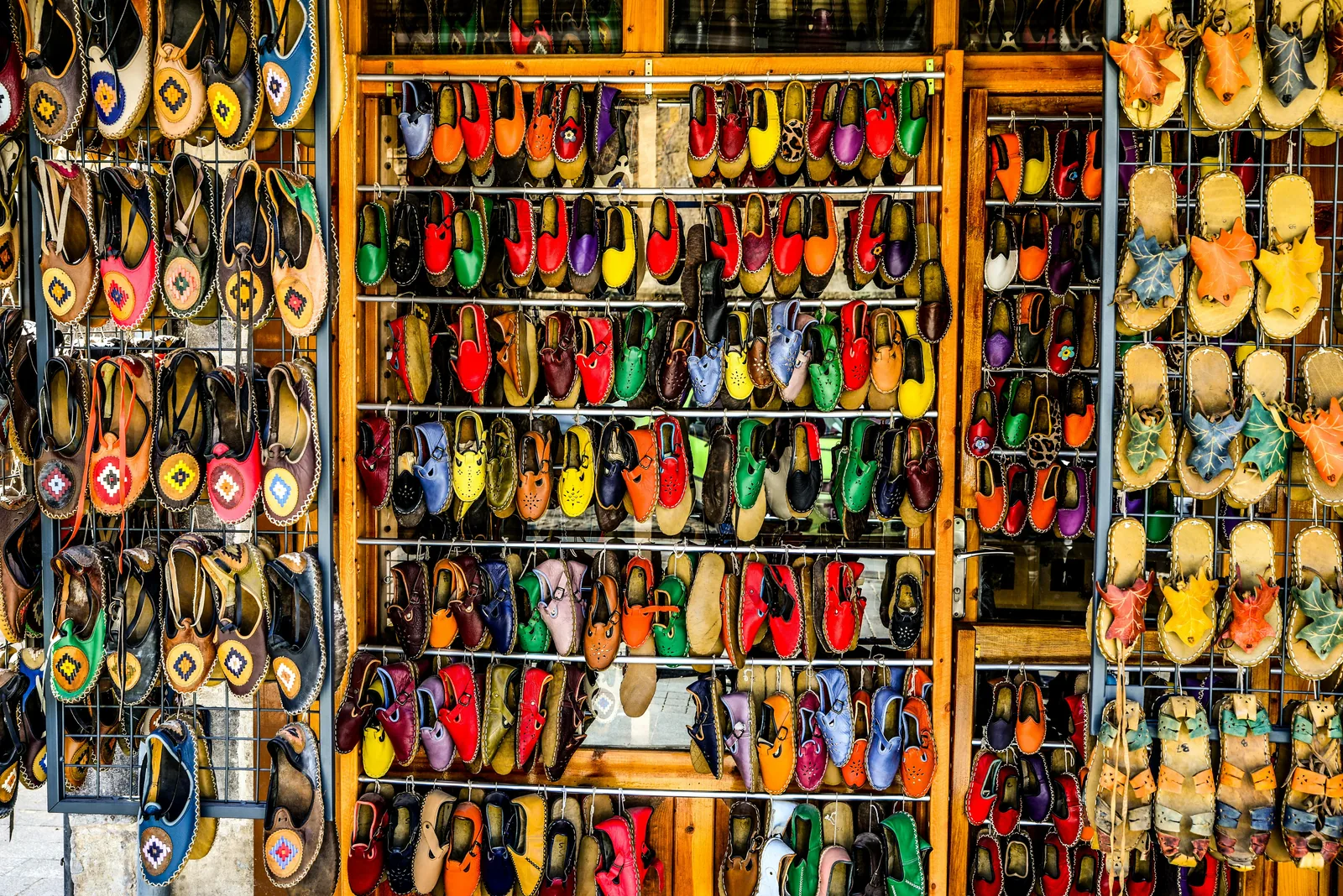 Étal de chaussures et articles en cuir au grand marché hebdomadaire d'Inca.