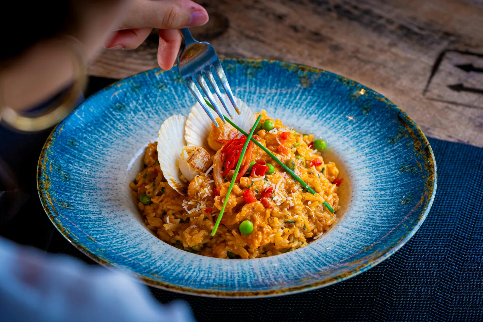 Plat de poisson grillé et paella dans un restaurant de l'est de Majorque.