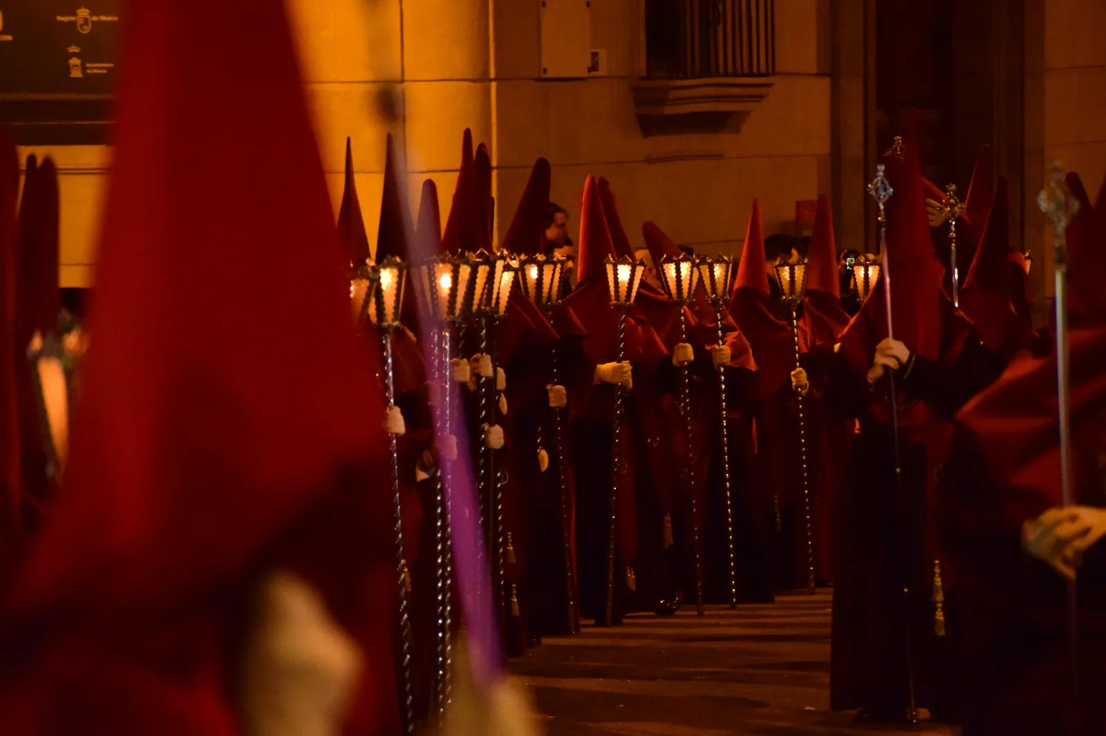 Procession de la Semana Santa en soirée à Palma, ambiance solennelle et recueillie.