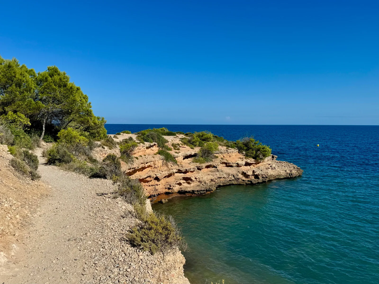 Vue d'ensemble d'un sentier côtier de Majorque — l'esprit du nouveau GR-226 qui longe l'est de l'île.