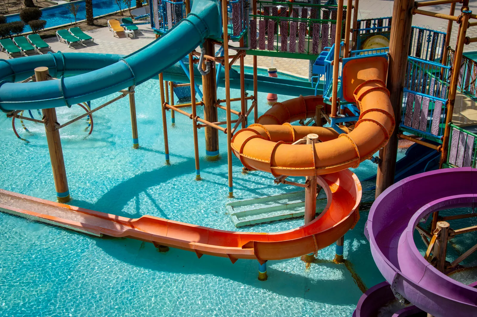 Parc aquatique à Majorque : toboggans et bassins pour les familles.
