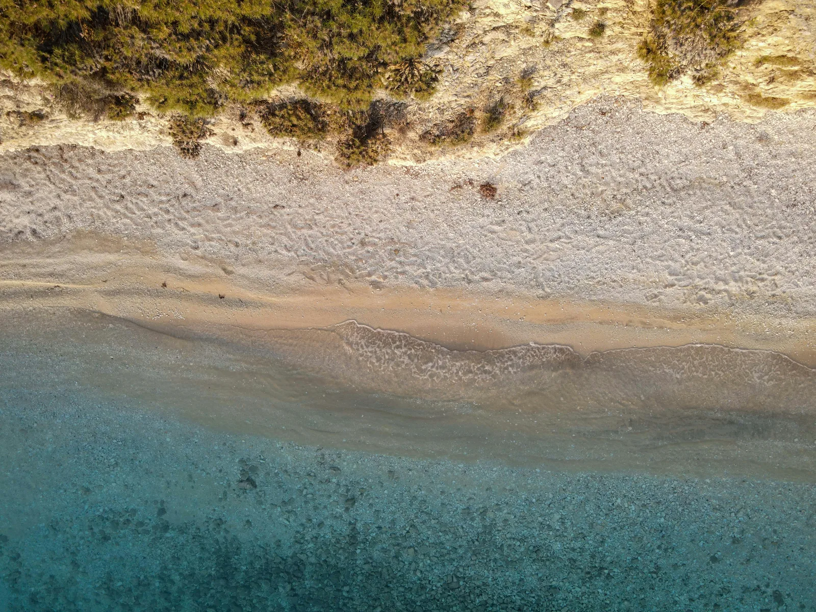 Es Trenc : longue plage de sable fin aux eaux turquoise.
