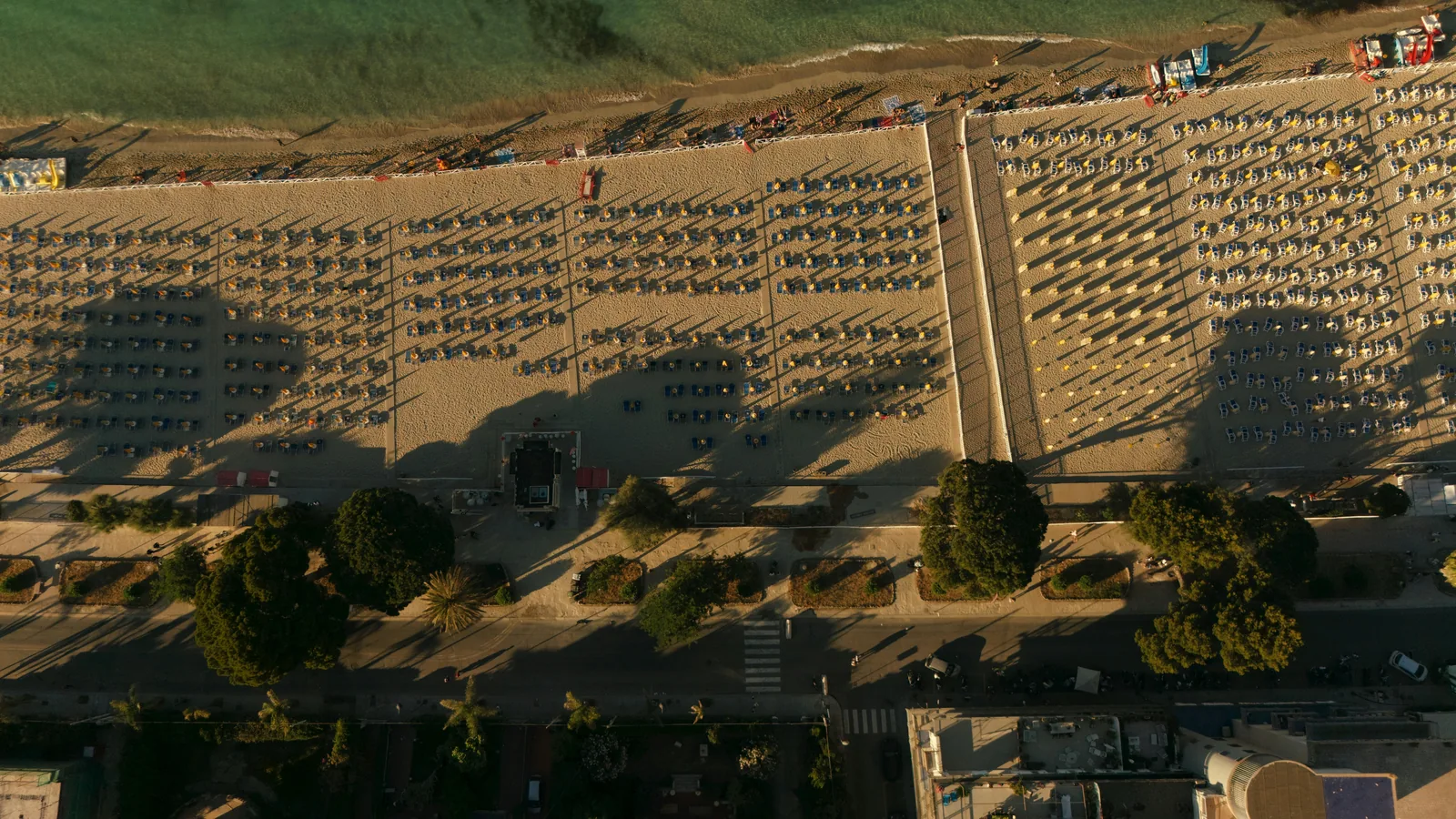 Diagram of family-friendly amenities commonly found at Mallorca beaches.