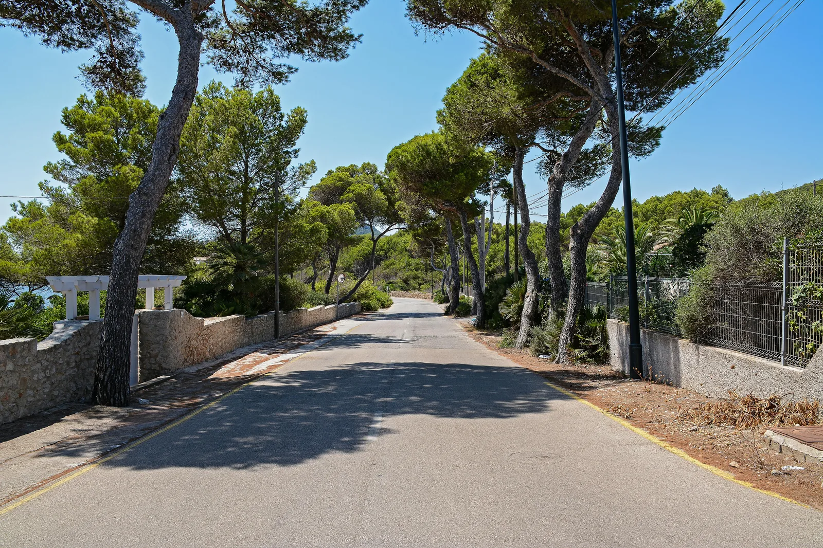 Diagram illustrating car-free zone, pedestrian and bicycle routes, and connections to public transport.