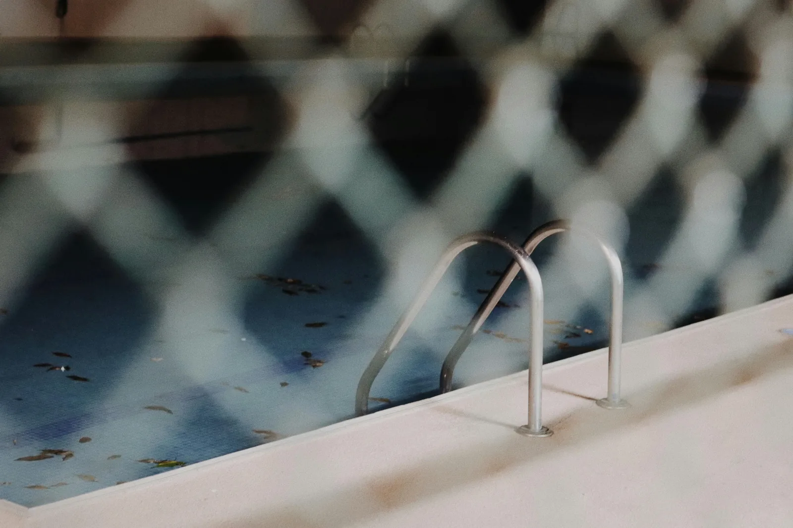 Session pédagogique pour débutants dans une piscine d'entraînement
