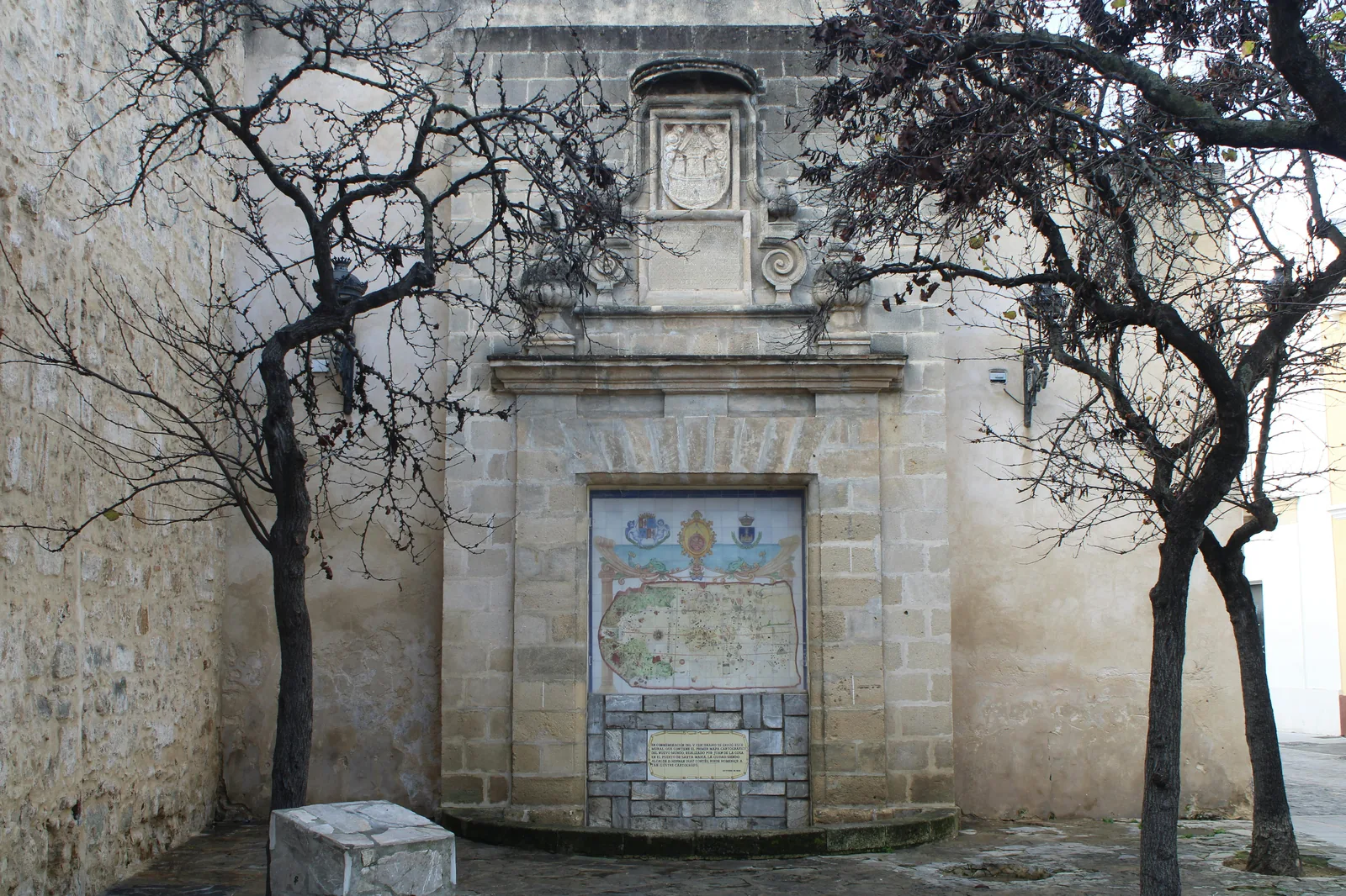 Voyageurs découvrant le centre historique d'une ville majorquine, carte à la main.
