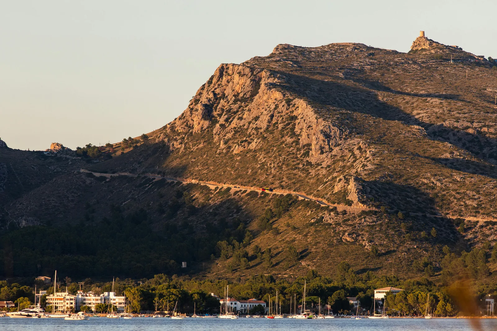 Simplified isometric itinerary map with pictograms for key stops.