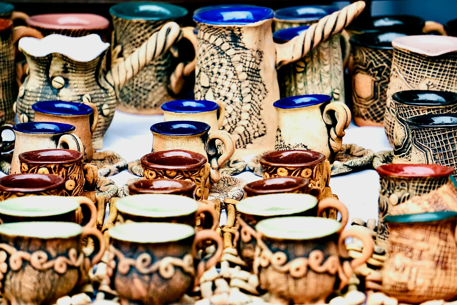 Souvenirs artisanaux de Majorque : poteries, céramiques et produits locaux sur un étal.