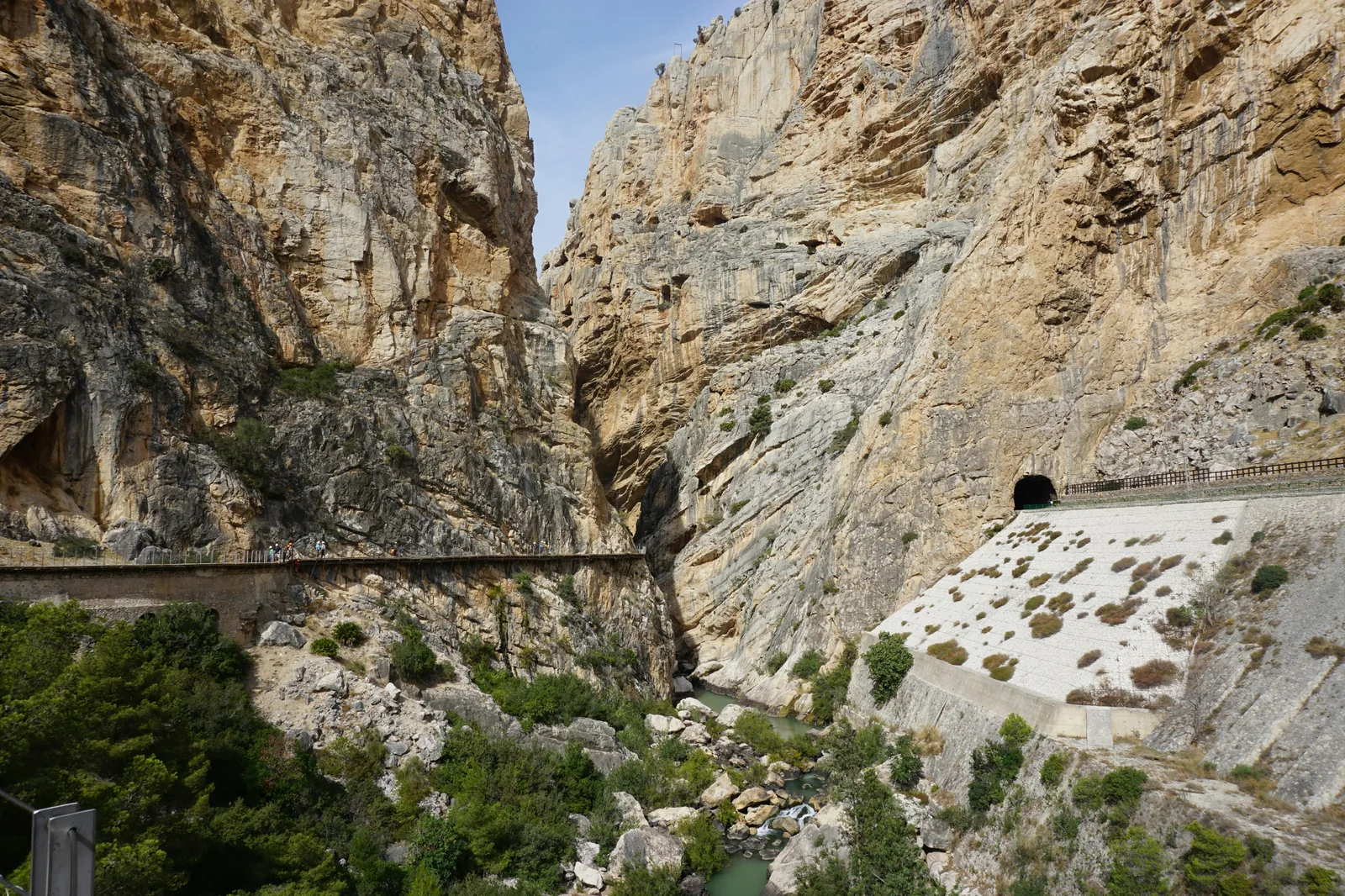 Le Torrent de Pareis : parois vertigineuses et crique cachée au fond du canyon.