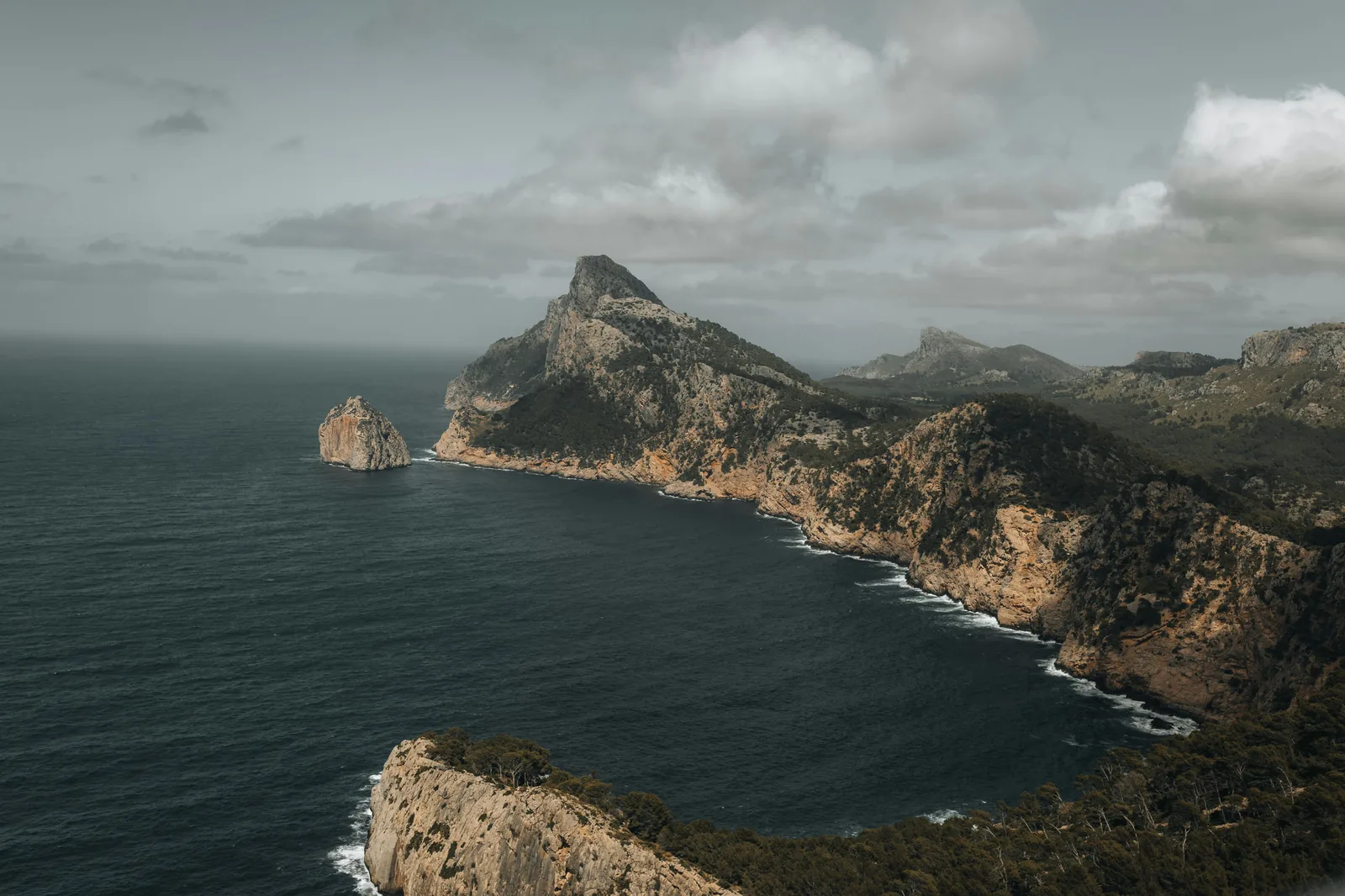 Variété des paysages de Majorque : côte, montagnes et plaines vues d'en haut.