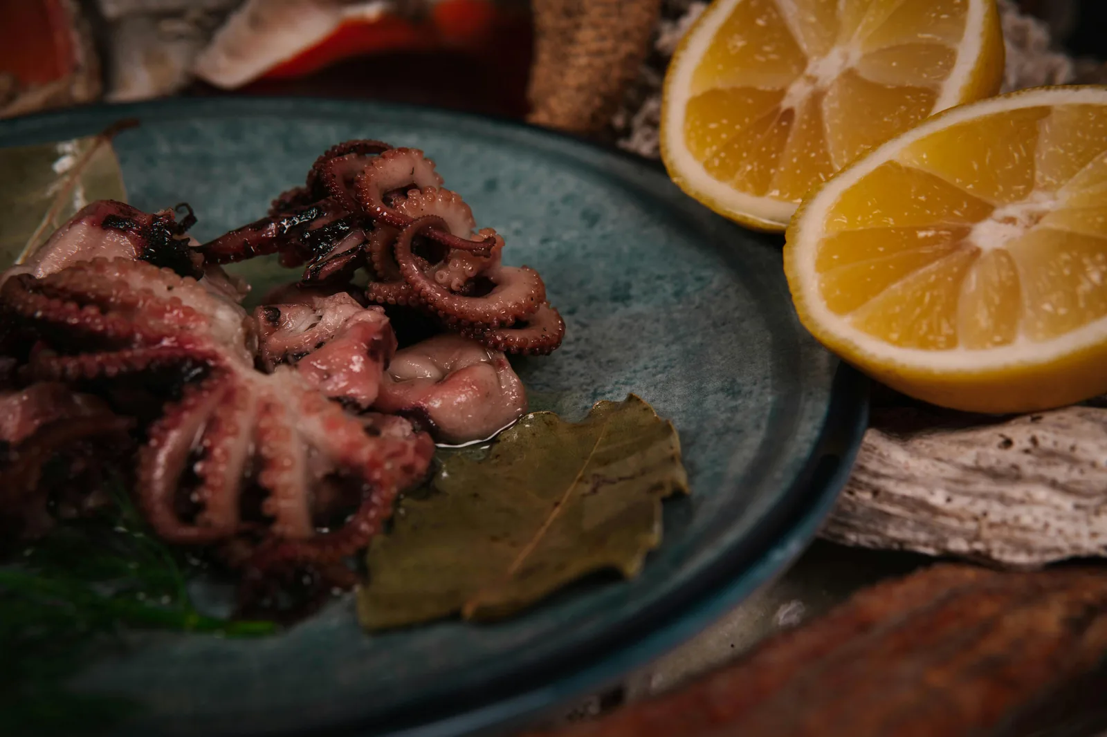 Assiette de tapas et de spécialités de la mer à partager dans un restaurant majorquin.