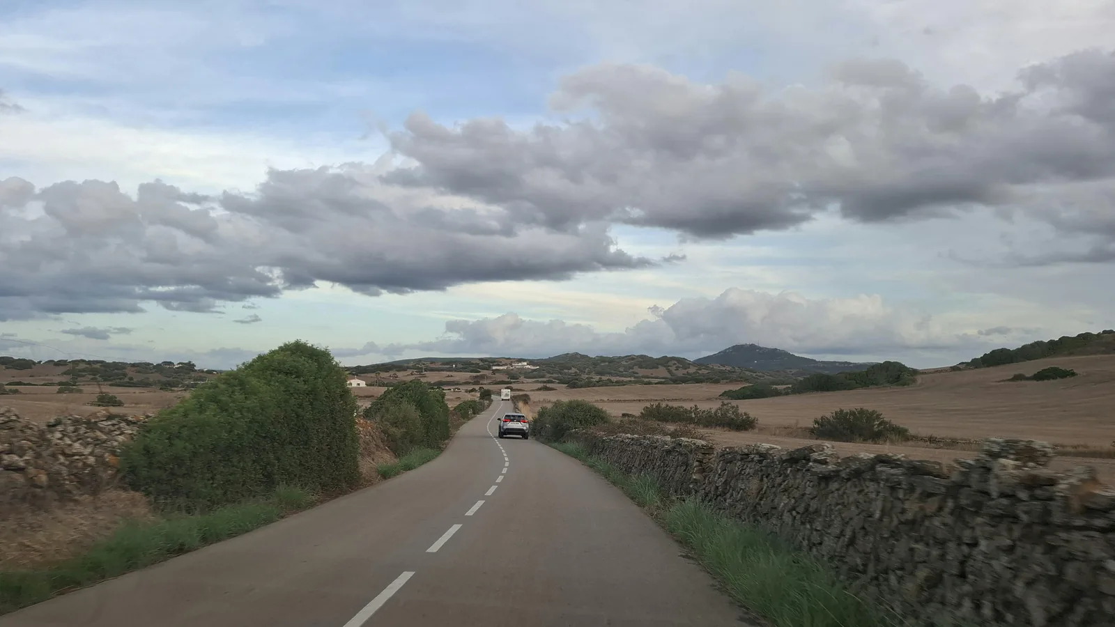 Simplified infographic-style itinerary map showing a scenic loop around Mallorca.