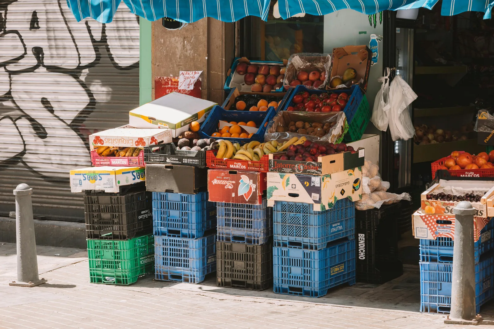 Marché du dimanche à Santa Maria del Camí : stands de produits locaux et ambiance du village.