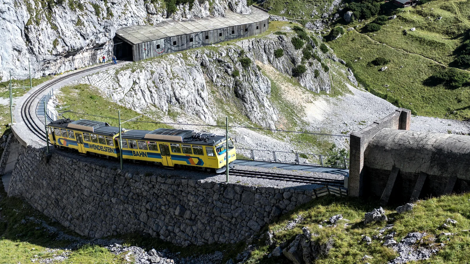 Le train historique de Sóller, en bois vernissé, traversant les paysages de la Tramuntana.
