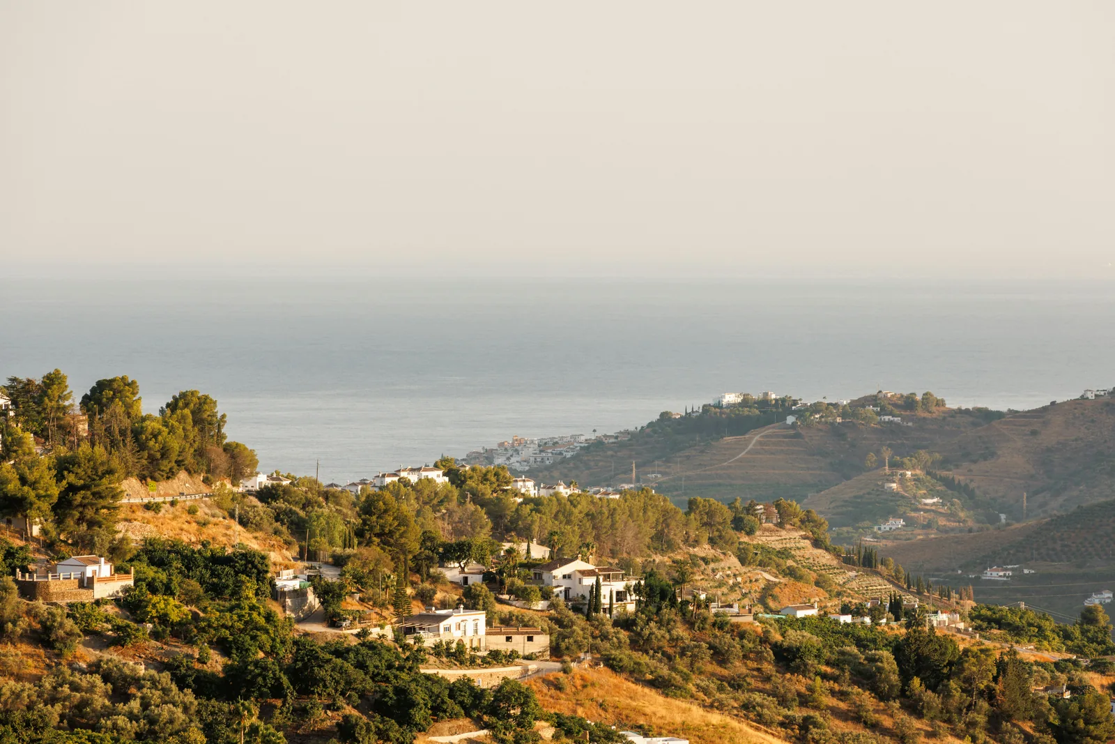 Panorama familial des villages pittoresques et du littoral de la Serra de Tramuntana.