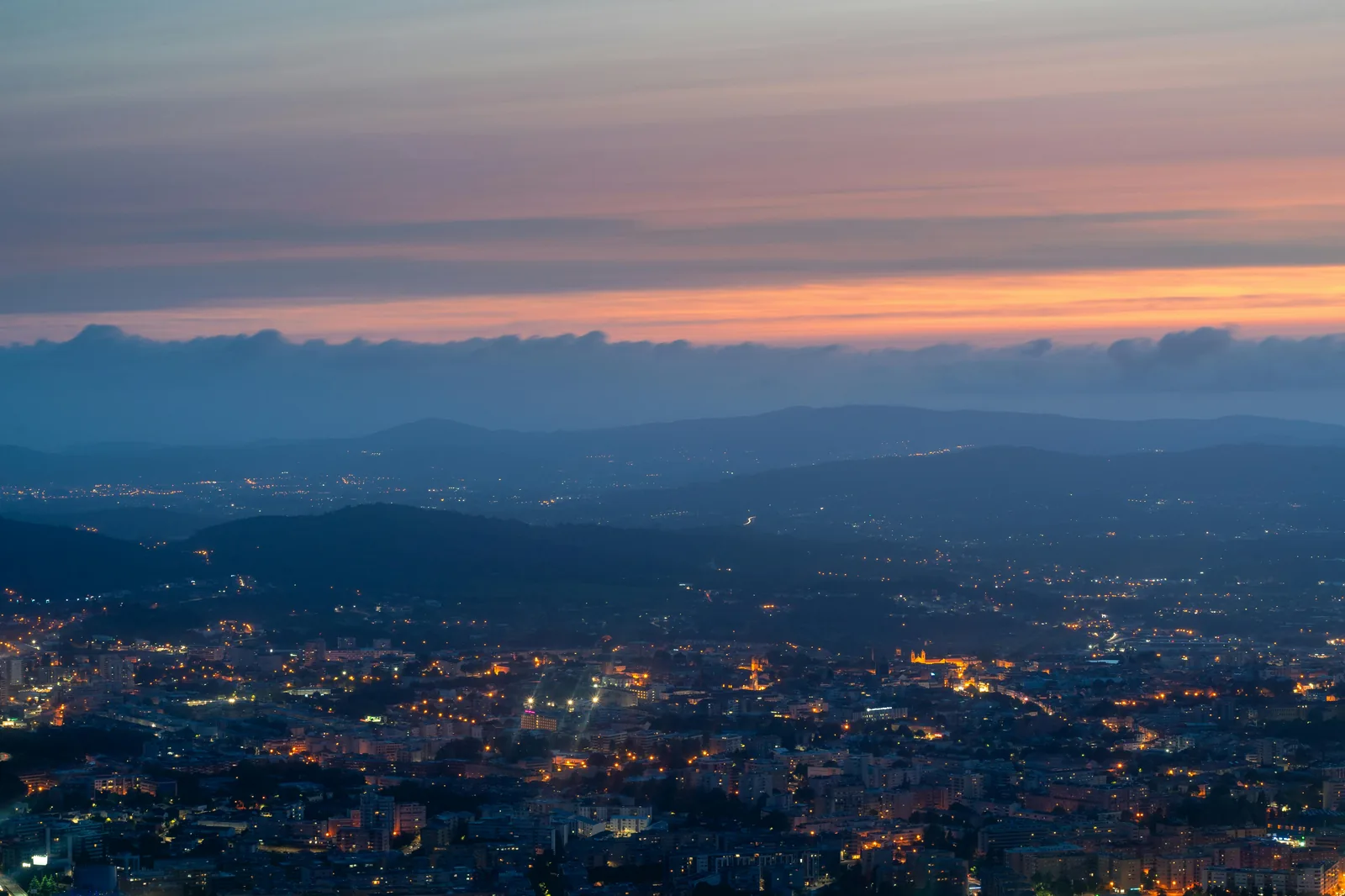 Panorama de Valldemossa au lever/soir, avec amandiers en fleur et la Serra de Tramuntana en arrière-plan.