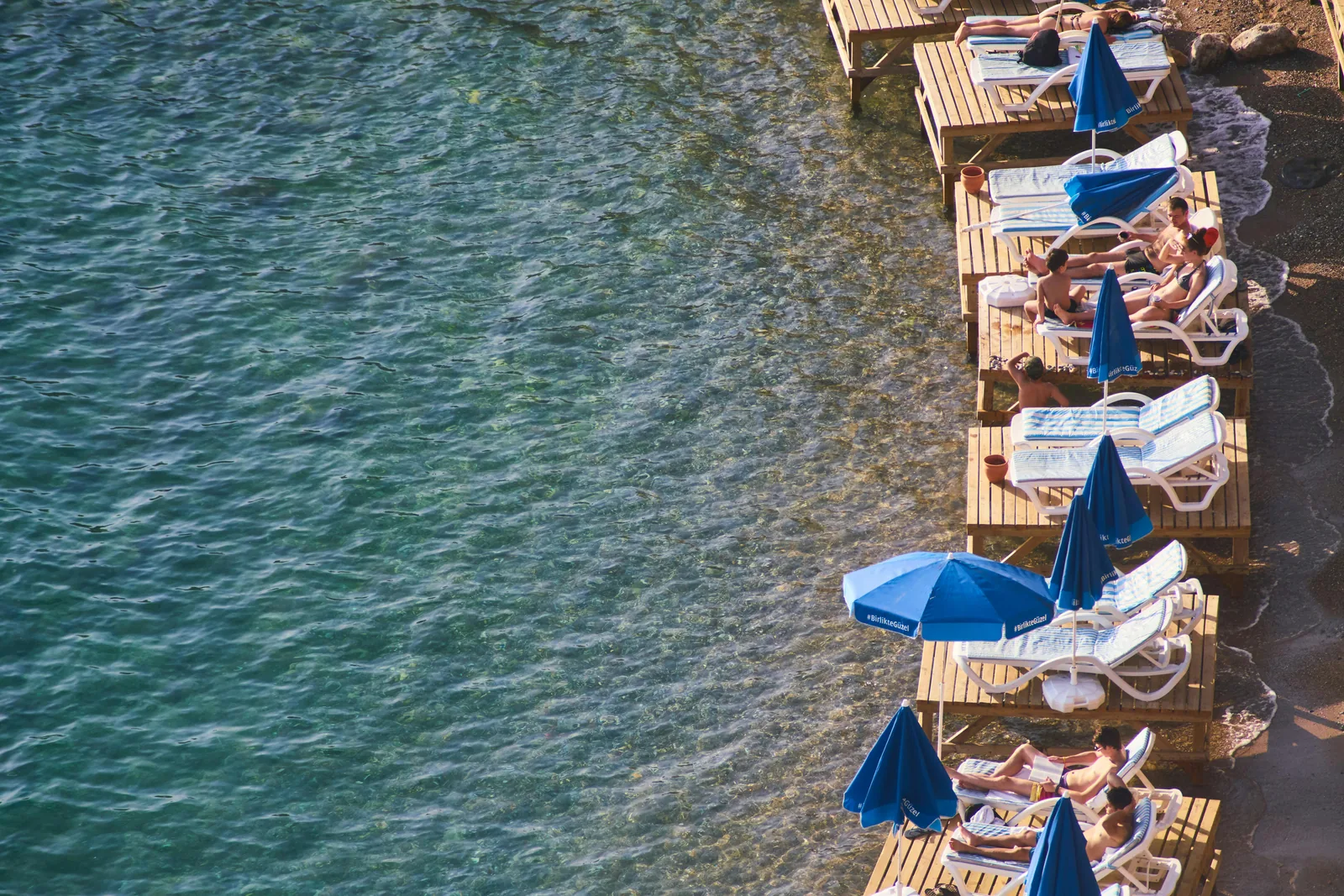 Port de Valldemossa : plage de galets et petites embarcations, atmosphère tranquille.