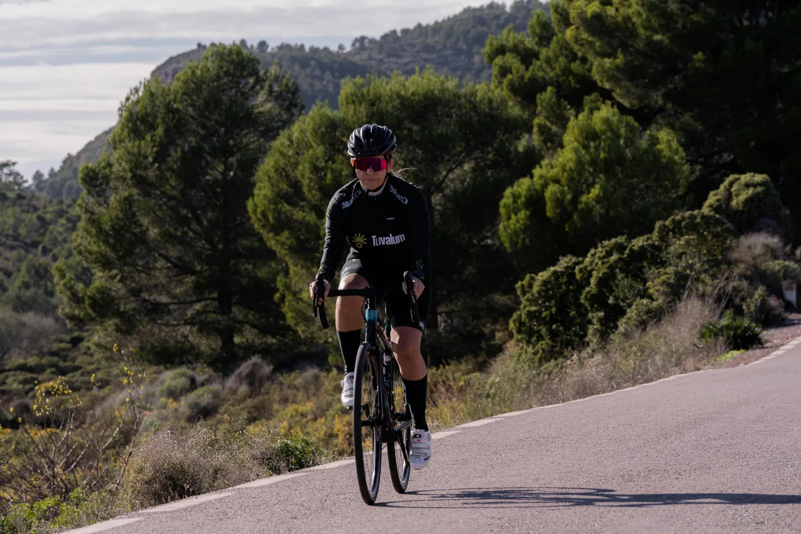 Cyclistes sur une route de montagne de Majorque, au cœur de la Serra de Tramuntana.