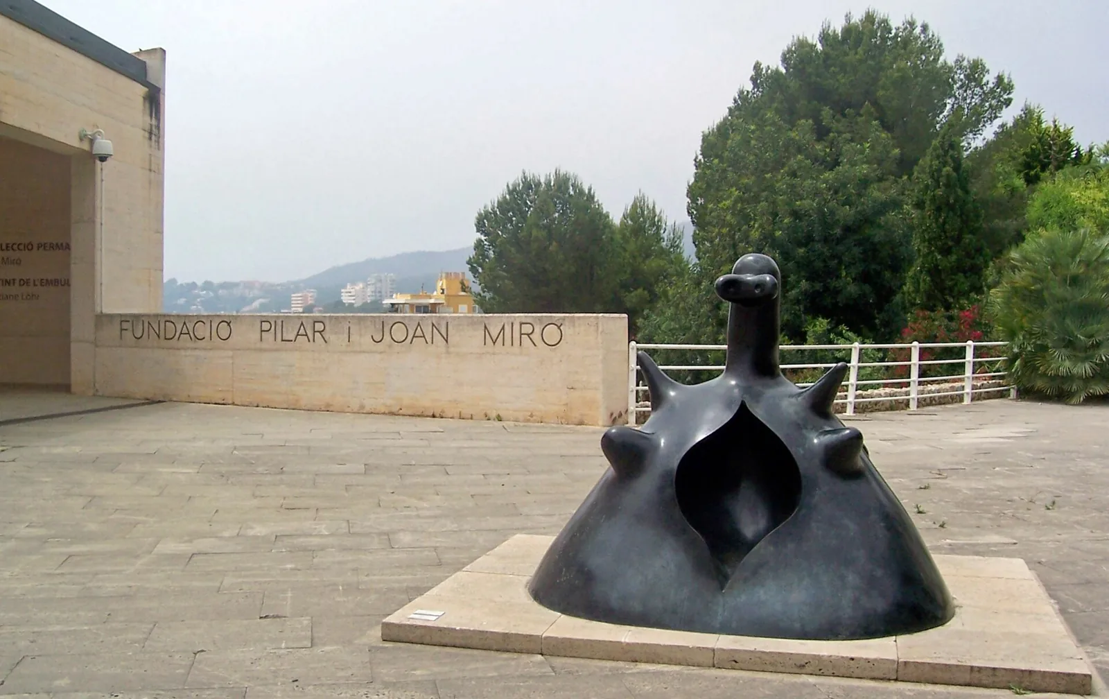 Entrée de la Fondation Pilar et Joan Miró à Palma, avec le nom de la Fondation en lettres sur le mur et une sculpture en bronze
